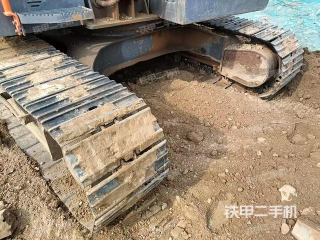 單側(cè)履帶整體(整機(jī)外觀) 單側(cè)履帶整體(整機(jī)外觀)