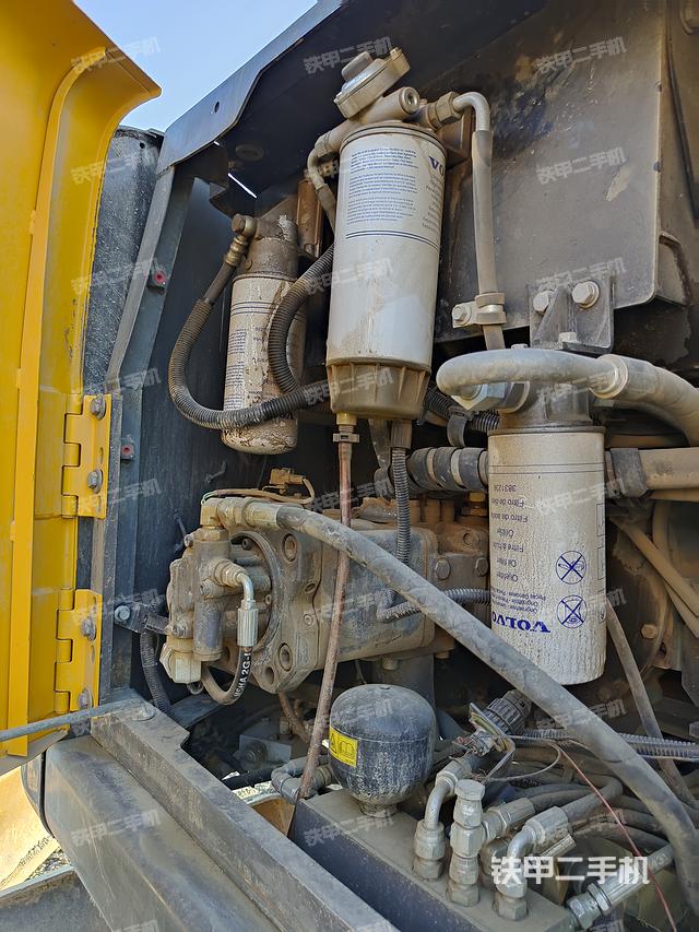 液压泵舱室正面整体(整机外观) 液压泵舱室正面整体(整机外观)