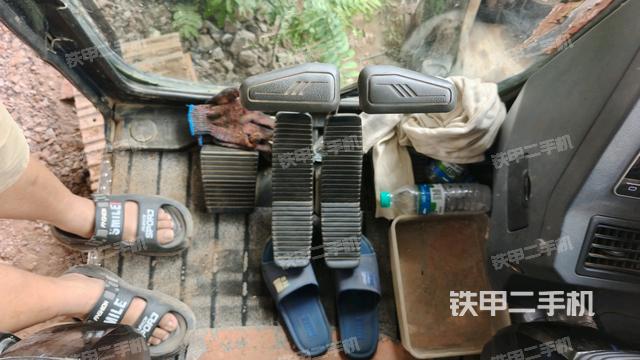 行走控制手柄和踏板 俯拍(驾驶室部分) 行走控制手柄和踏板 俯拍(驾驶室部分)