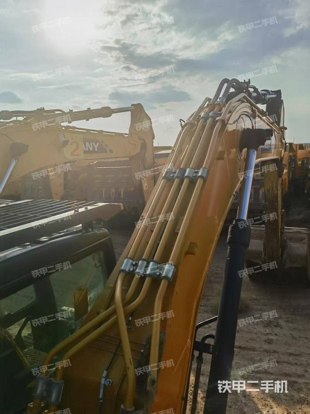 驾驶室顶部(整机外观) 驾驶室顶部(整机外观)