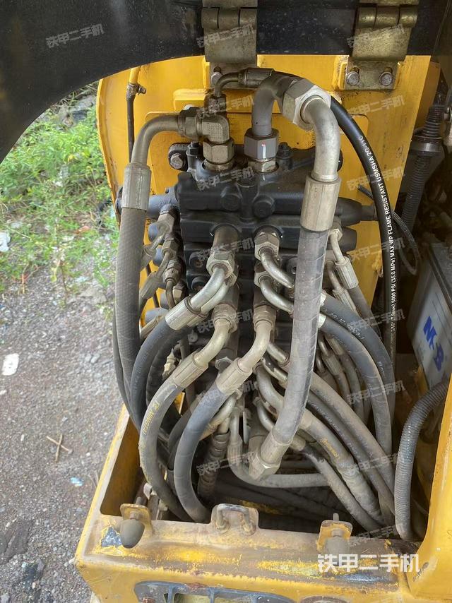 回转马达和主控阀(整机外观) 回转马达和主控阀(整机外观)