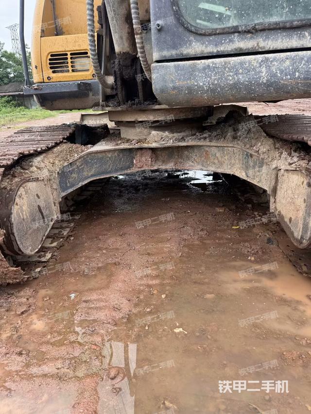 转盘和下车架正前(工作和回转装置) 转盘和下车架正前(工作和回转装置)