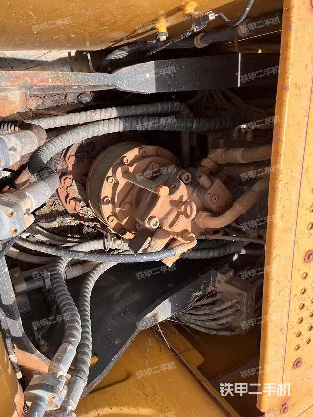 回转马达和主控阀(整机外观) 回转马达和主控阀(整机外观)