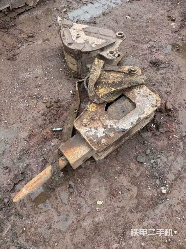 铲斗右后整体(工作和回转装置) 铲斗右后整体(工作和回转装置)