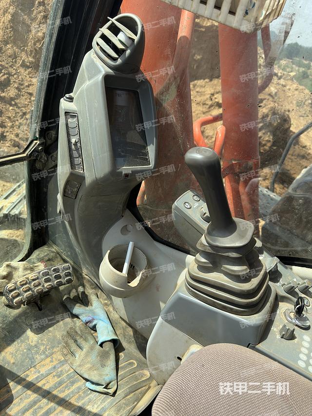 驾驶室整体(整机外观) 驾驶室整体(整机外观)