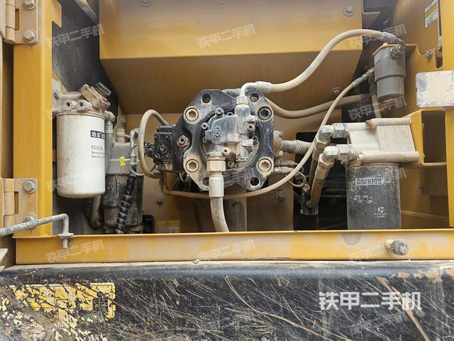 液压泵舱室正面整体(整机外观) 液压泵舱室正面整体(整机外观)