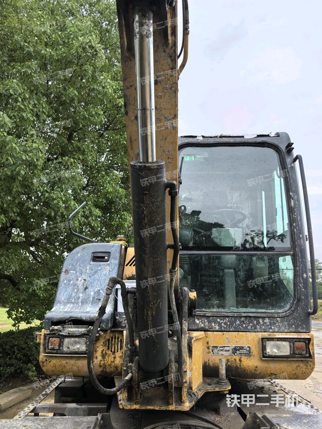 转盘和下车架正前(工作和回转装置) 转盘和下车架正前(工作和回转装置)