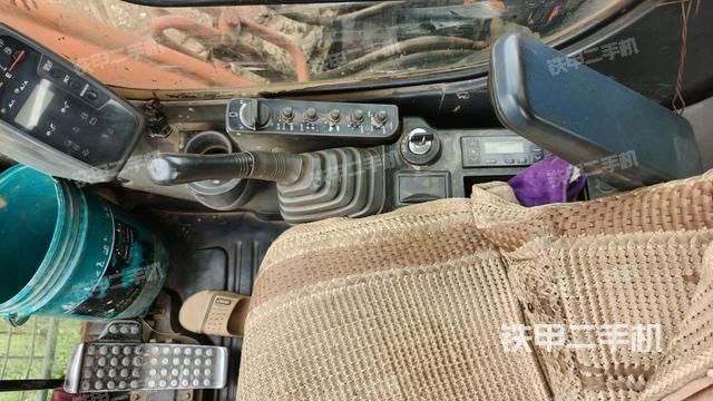 座椅右侧控制台/钥匙门/油门/含右手柄(驾驶室部分) 座椅右侧控制台/钥匙门/油门/含右手柄(驾驶室部分)