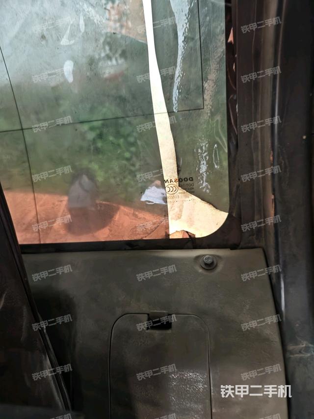 显示屏 (驾驶室部分) 显示屏 (驾驶室部分)