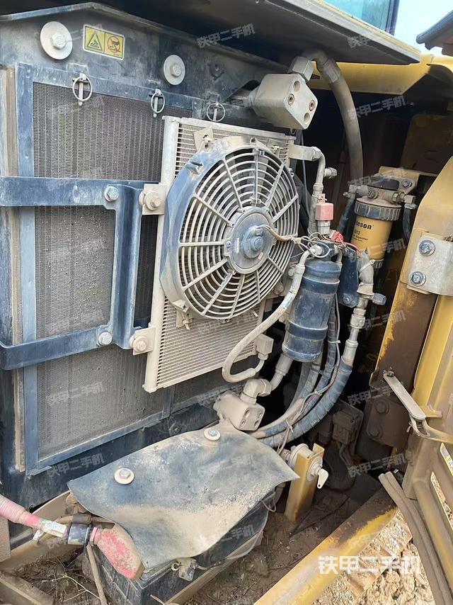 回转马达和主控阀(整机外观) 回转马达和主控阀(整机外观)