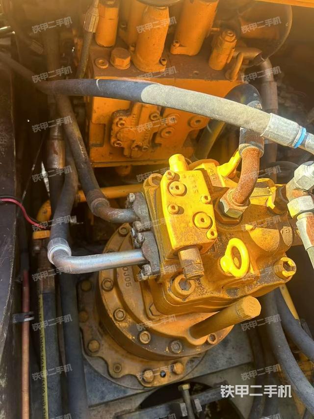 回转马达和主控阀(整机外观) 回转马达和主控阀(整机外观)