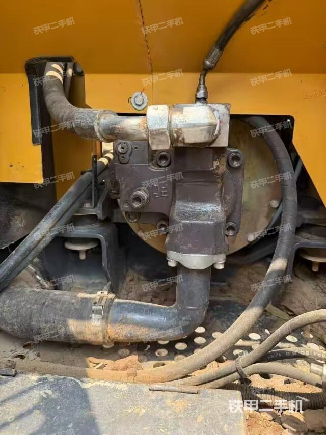 液压泵舱室正面整体(整机外观) 液压泵舱室正面整体(整机外观)