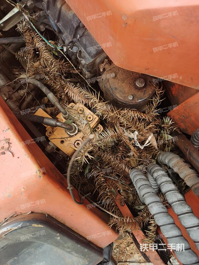 回转马达和主控阀(整机外观) 回转马达和主控阀(整机外观)