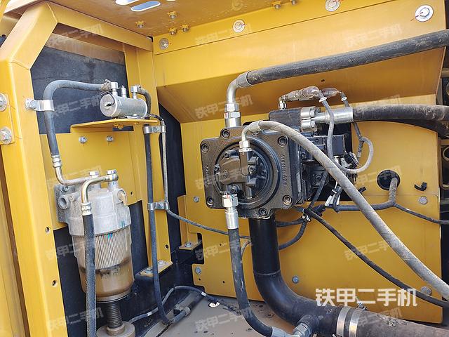 液压泵舱室正面整体(整机外观) 液压泵舱室正面整体(整机外观)