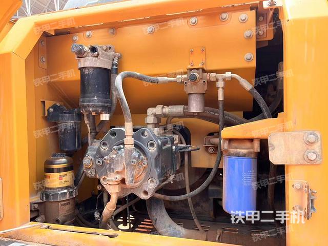 液压泵舱室正面整体(整机外观) 液压泵舱室正面整体(整机外观)