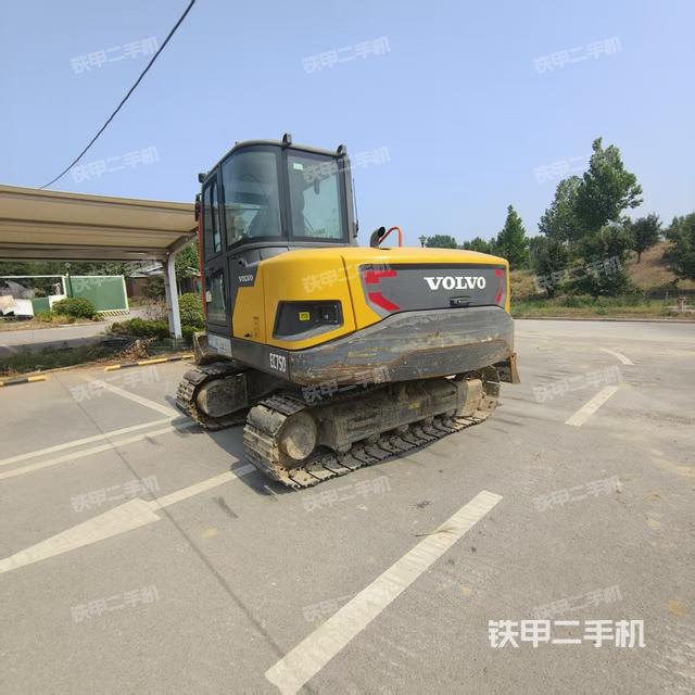 驾驶室顶部(整机外观) 驾驶室顶部(整机外观)