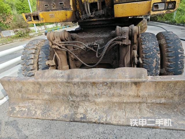 转盘和下车架正前(工作和回转装置) 转盘和下车架正前(工作和回转装置)