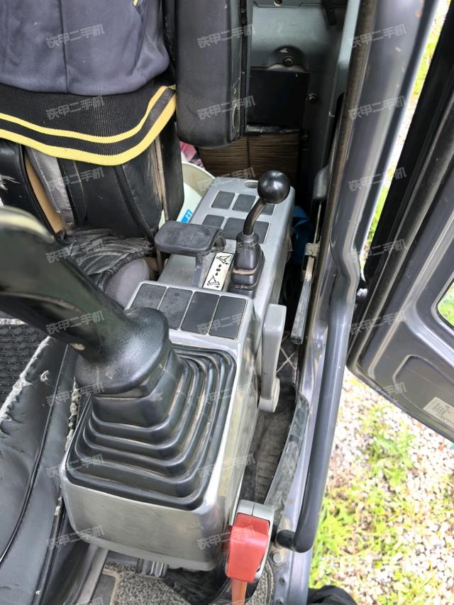 座椅左側控制臺/音響/含左手柄(駕駛室部分) 座椅左側控制臺/音響/含左手柄(駕駛室部分)