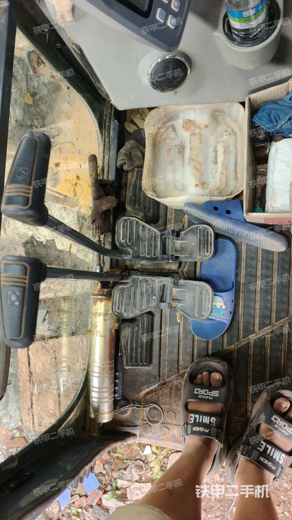 行走控制手柄和踏板 俯拍(驾驶室部分) 行走控制手柄和踏板 俯拍(驾驶室部分)