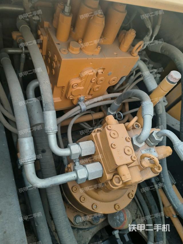 回轉(zhuǎn)馬達和主控閥(整機外觀) 回轉(zhuǎn)馬達和主控閥(整機外觀)