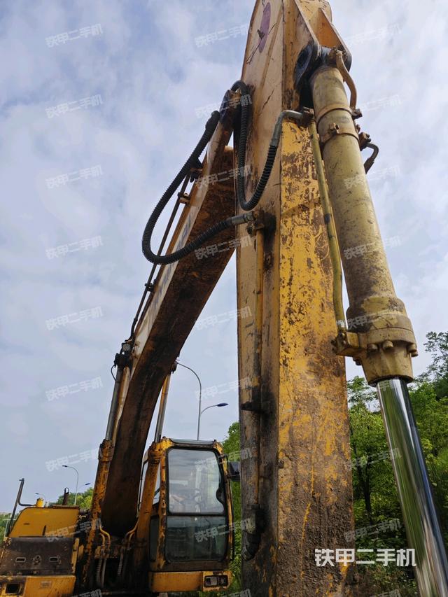 小臂整体右前(工作和回转装置) 小臂整体右前(工作和回转装置)
