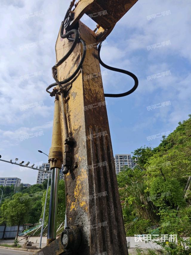 小臂整体左后(工作和回转装置) 小臂整体左后(工作和回转装置)