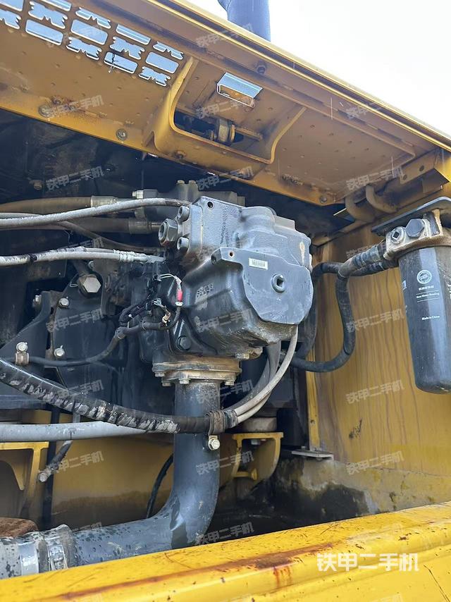 液压泵舱室正面整体（整机外观）