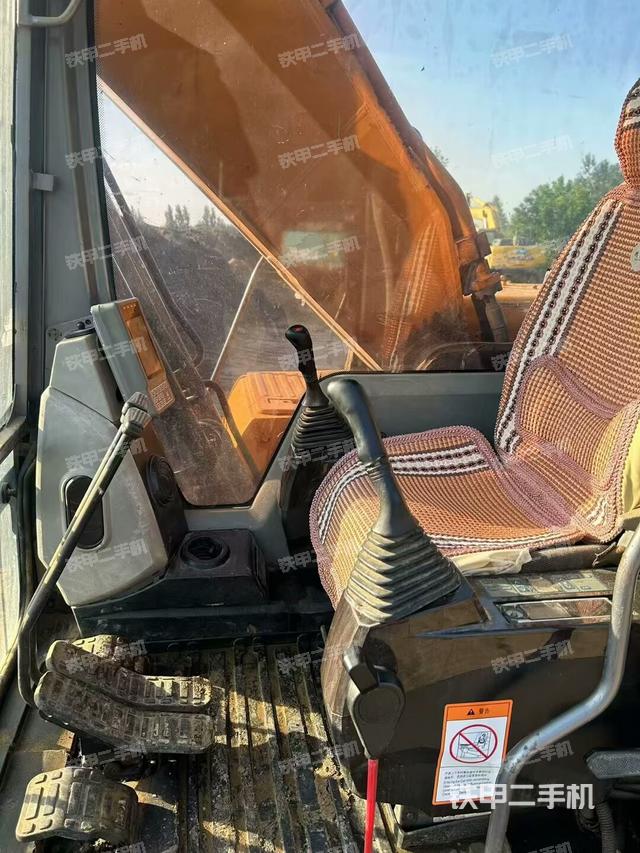 驾驶室整体(整机外观) 驾驶室整体(整机外观)