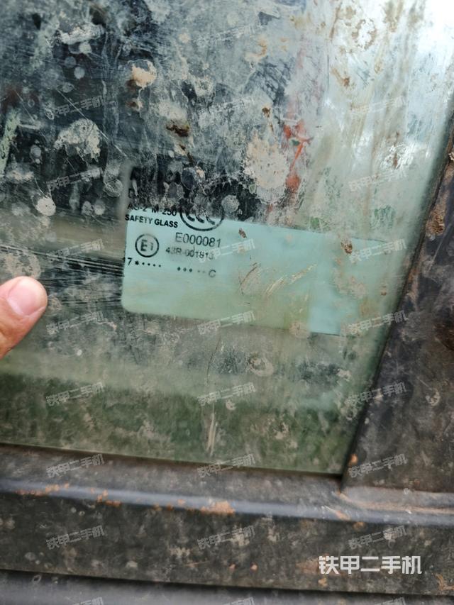 行走控制手柄和踏板 俯拍(驾驶室部分) 行走控制手柄和踏板 俯拍(驾驶室部分)