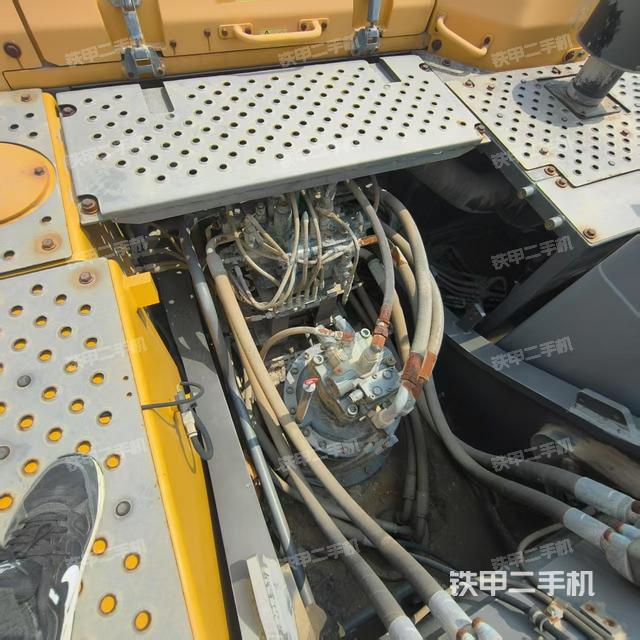 回转马达和主控阀（整机外观）