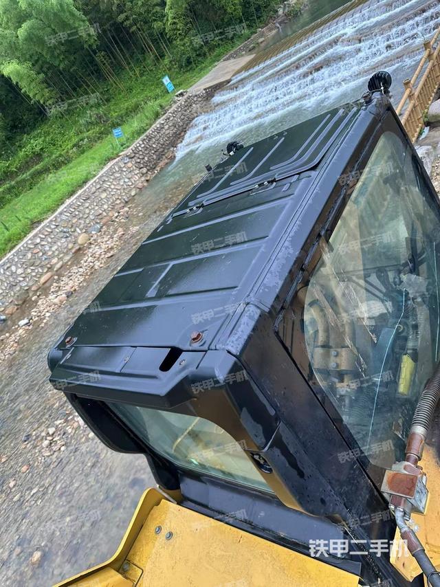 驾驶室顶部(整机外观) 驾驶室顶部(整机外观)