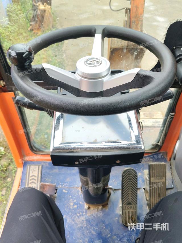 行走控制手柄和踏板 俯拍（驾驶室部分）