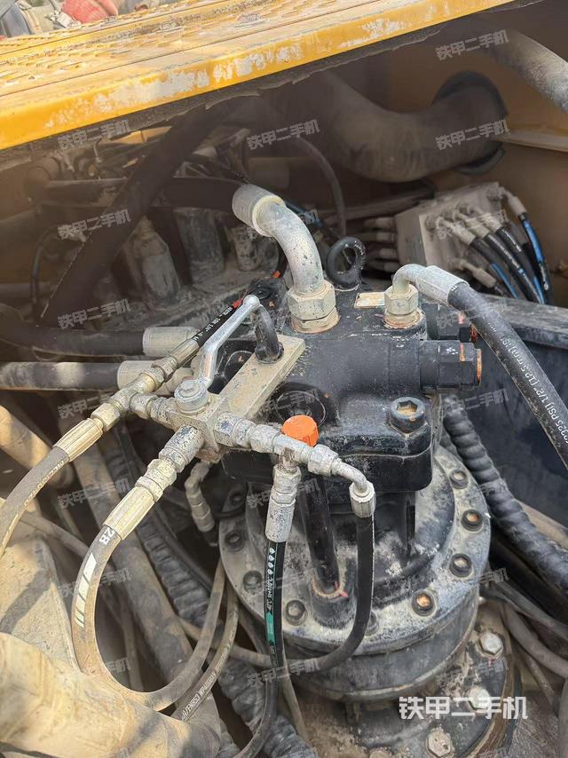 回转马达和主控阀(整机外观) 回转马达和主控阀(整机外观)