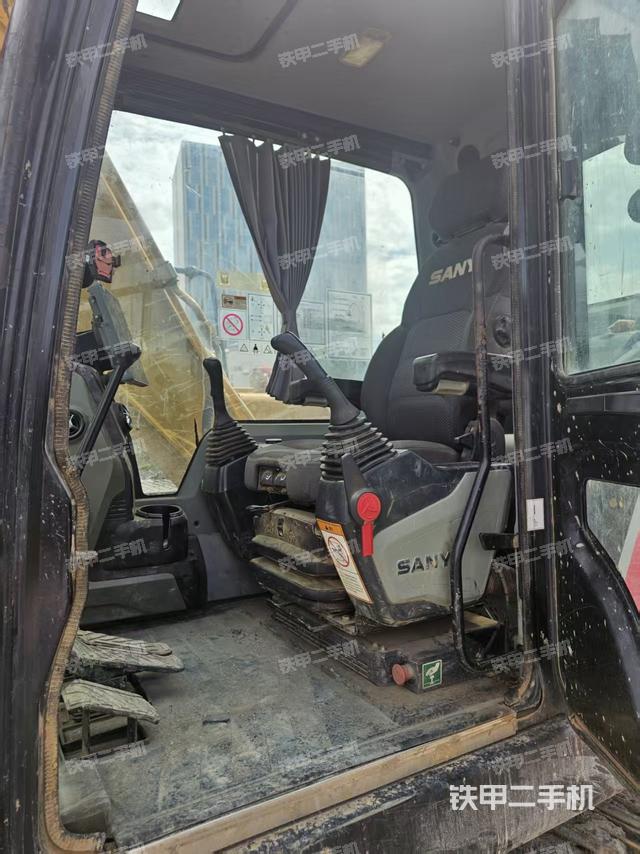 驾驶室整体(整机外观) 驾驶室整体(整机外观)