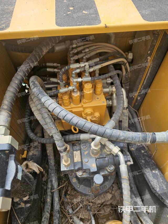 回转马达和主控阀(整机外观) 回转马达和主控阀(整机外观)