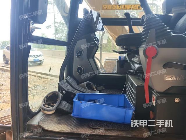 駕駛室整體（整機外觀）