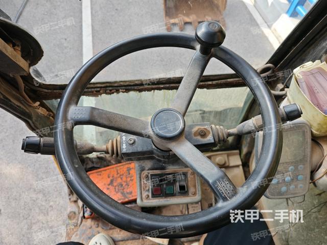 行走控制手柄和踏板 俯拍(驾驶室部分) 行走控制手柄和踏板 俯拍(驾驶室部分)