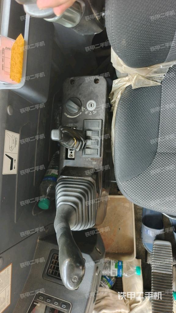 座椅右侧控制台/钥匙门/油门/含右手柄(驾驶室部分) 座椅右侧控制台/钥匙门/油门/含右手柄(驾驶室部分)