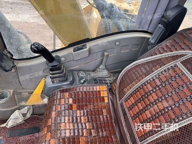 座椅右侧控制台/钥匙门/油门/含右手柄(驾驶室部分) 座椅右侧控制台/钥匙门/油门/含右手柄(驾驶室部分)