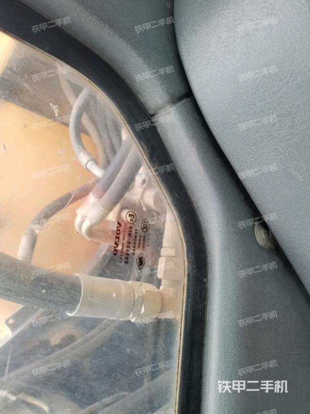 右側玻璃角標（駕駛室部分）