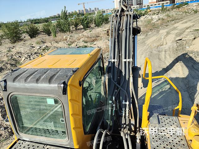 驾驶室顶部(整机外观) 驾驶室顶部(整机外观)