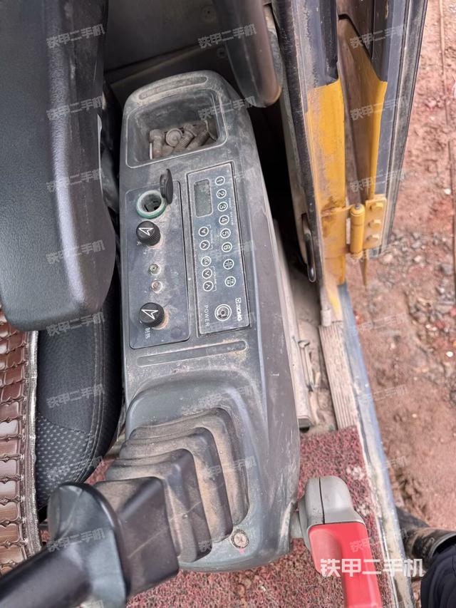 座椅左侧控制台/音响/含左手柄(驾驶室部分) 座椅左侧控制台/音响/含左手柄(驾驶室部分)