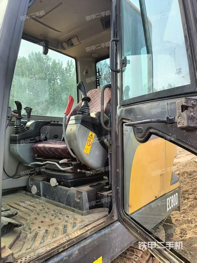 駕駛室整體(整機(jī)外觀) 駕駛室整體(整機(jī)外觀)