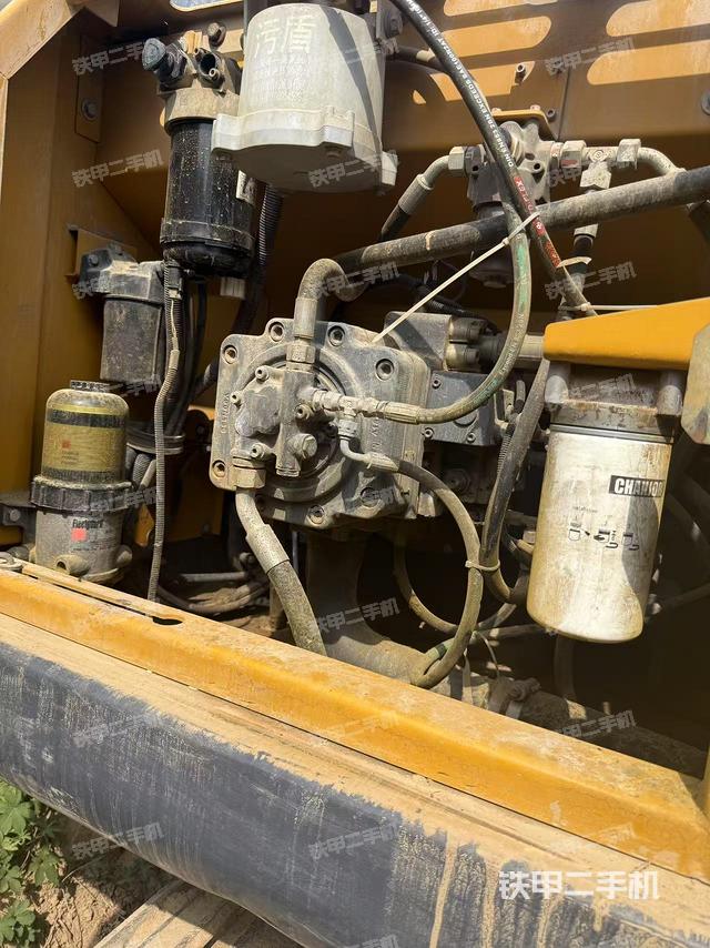 液压泵舱室正面整体(整机外观) 液压泵舱室正面整体(整机外观)