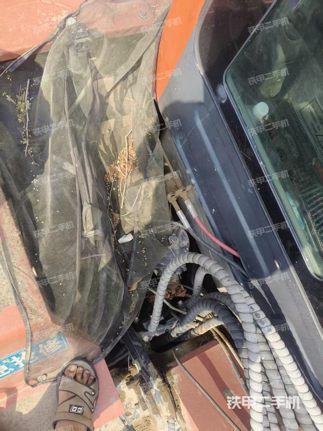 液压泵舱室正面整体（整机外观）