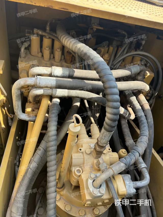 回转马达和主控阀(整机外观) 回转马达和主控阀(整机外观)