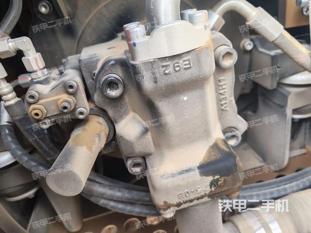 液壓泵艙室正面整體（整機外觀）