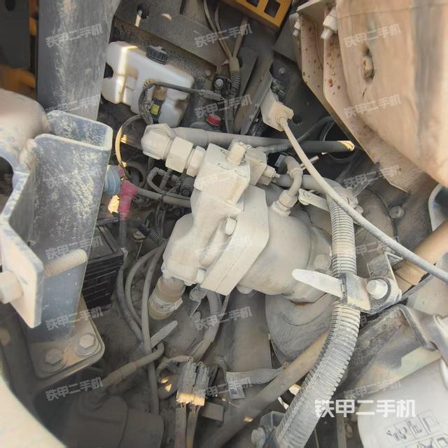 液压泵舱室正面整体(整机外观) 液压泵舱室正面整体(整机外观)