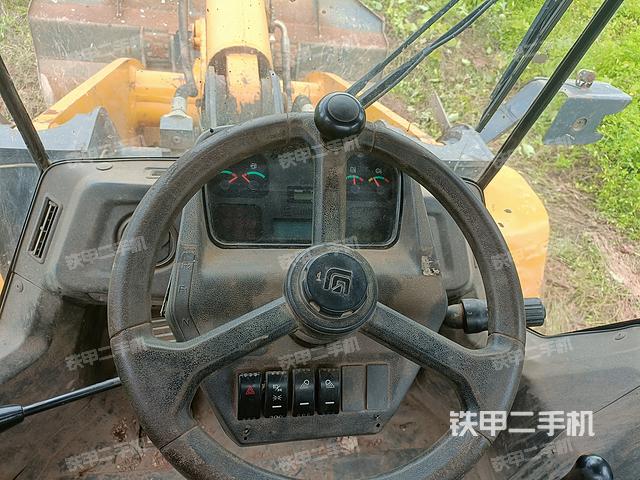 发动机右侧(整机外观及大件) 发动机右侧(整机外观及大件)