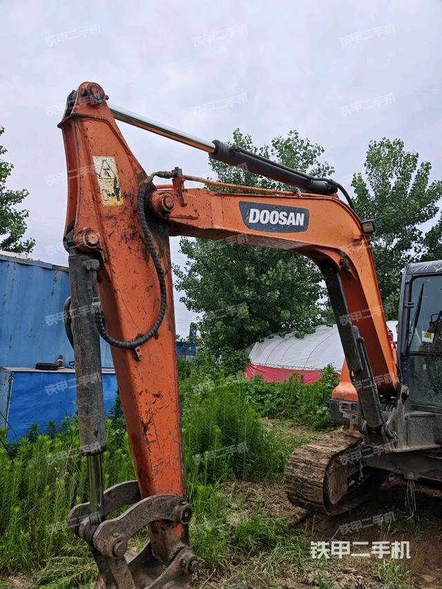 铲斗右后整体(工作和回转装置) 铲斗右后整体(工作和回转装置)